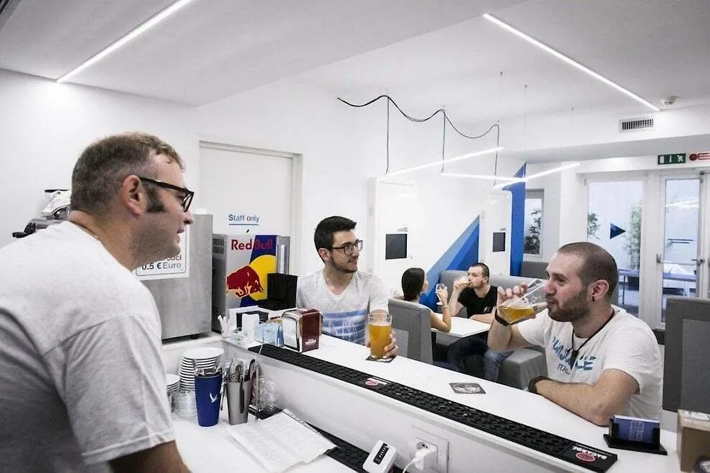 Hostel Ostelzzz Milano